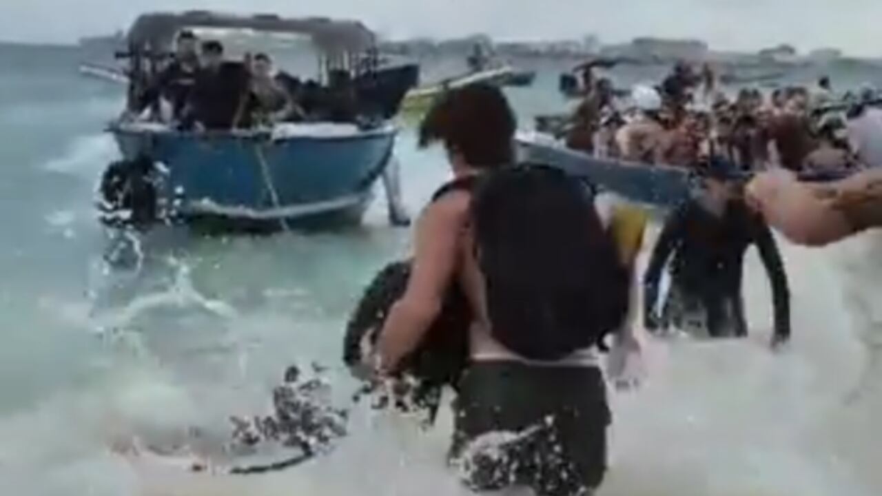 Este es el momento en el que varios testigos se acercan para socorrer a la mujer.