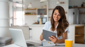 Según la inteligencia artificial, establecer horarios para desconectar y realizar ejercicio ligero es fundamental para prevenir el agotamiento y mejorar la salud mental en el trabajo remoto.