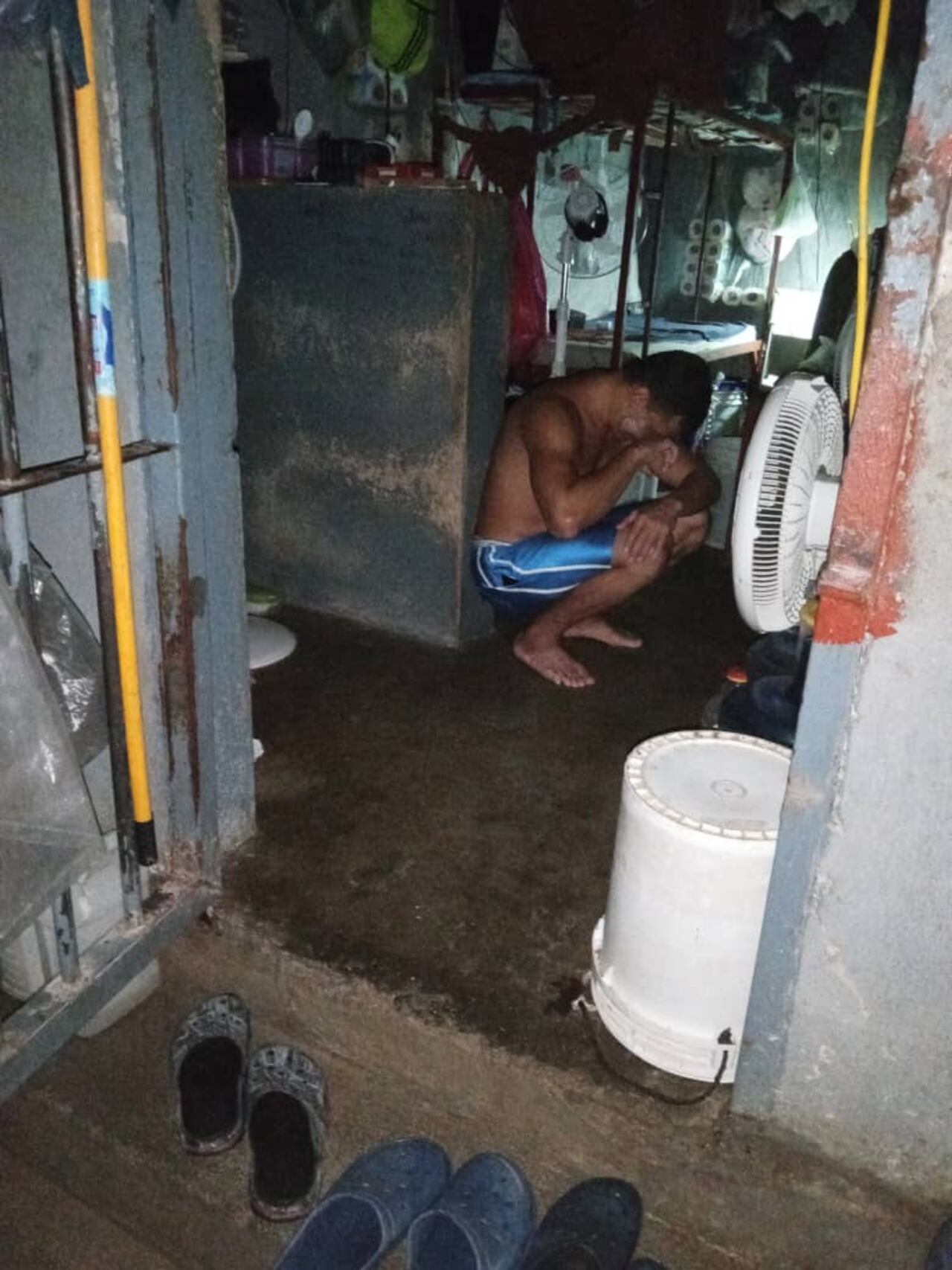 Algunos de los presos tratan de protegerse de la violencia derivada del motín que ocurre en la cárcel de Haití, en donde están los colombianos acusados de la muerte del presidente Jovenel Moïse.