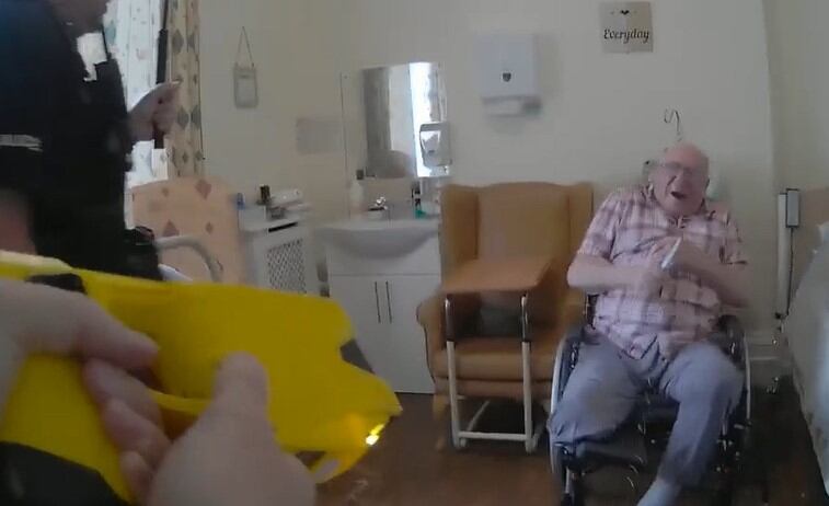 El hombre fue golpeado y recibió una descarga eléctrica por parte de los oficiales