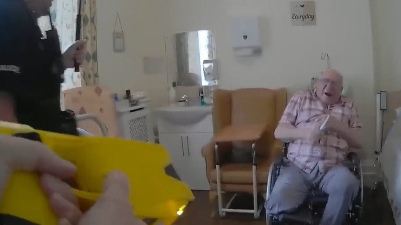 El hombre fue golpeado y recibió una descarga eléctrica por parte de los oficiales