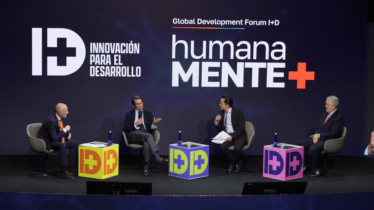 De izquierda a derecha: François Roudié, embajador de la Unión Europea en Colombia; José María Aznar, expresidente de España, Yesid Lancheros, director de SEMANA; e Iván Duque, expresidente de Colombia.