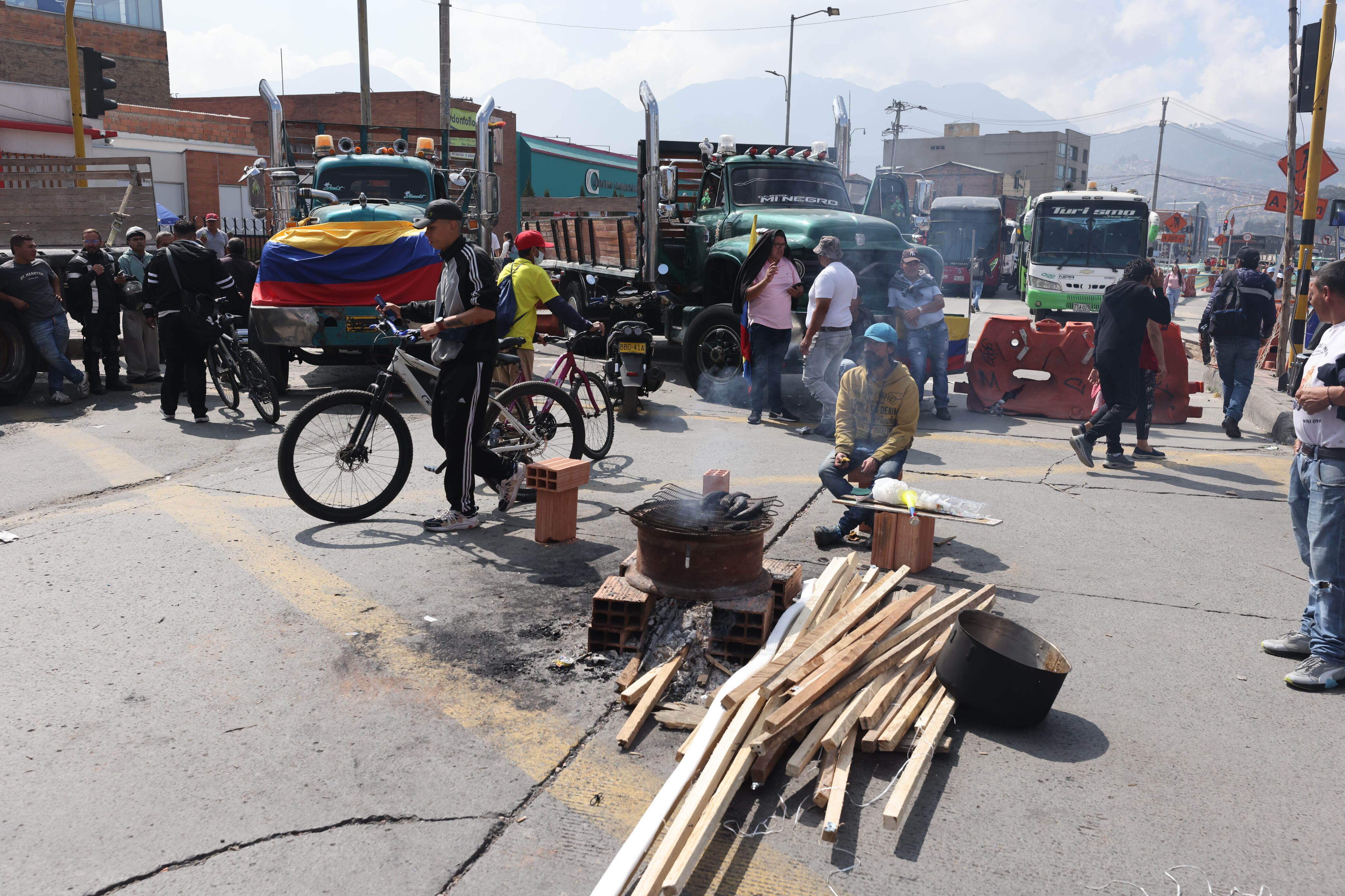 Paro de transportadores y camioneros en Estación molinos de transmilenio y Caravaca con 51 sur