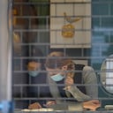 Pocos días después de llevada a cabo la reunión en la que se discutieron tratamientos alternativos, empezaron a presentar síntomas.