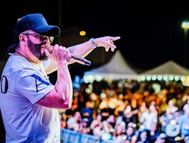 Nelson Velásquez  es un reconocido cantante vallenato que ahora enfrentará una condena por derechos de autor por las canciones de Los Inquietos del Vallenato.