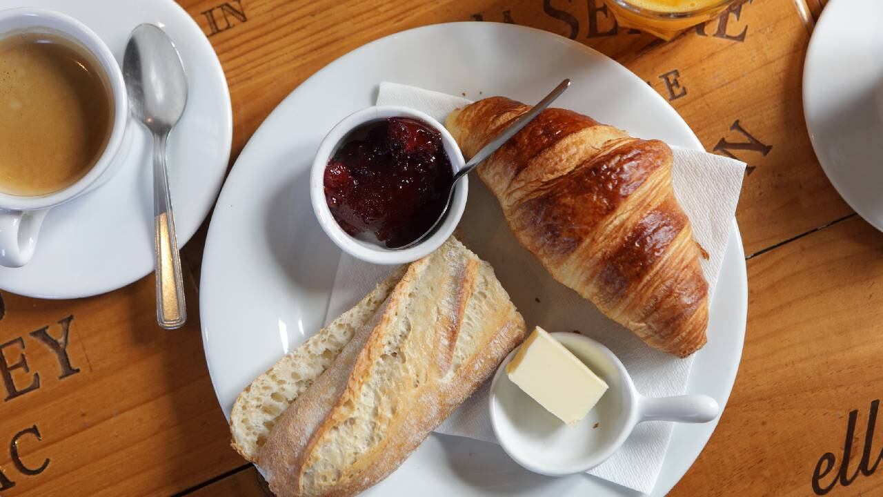 Expertos indican que hay un riesgo de sufrir de sobrepeso cuando se omite el desayuno. Foto: Getty Images.