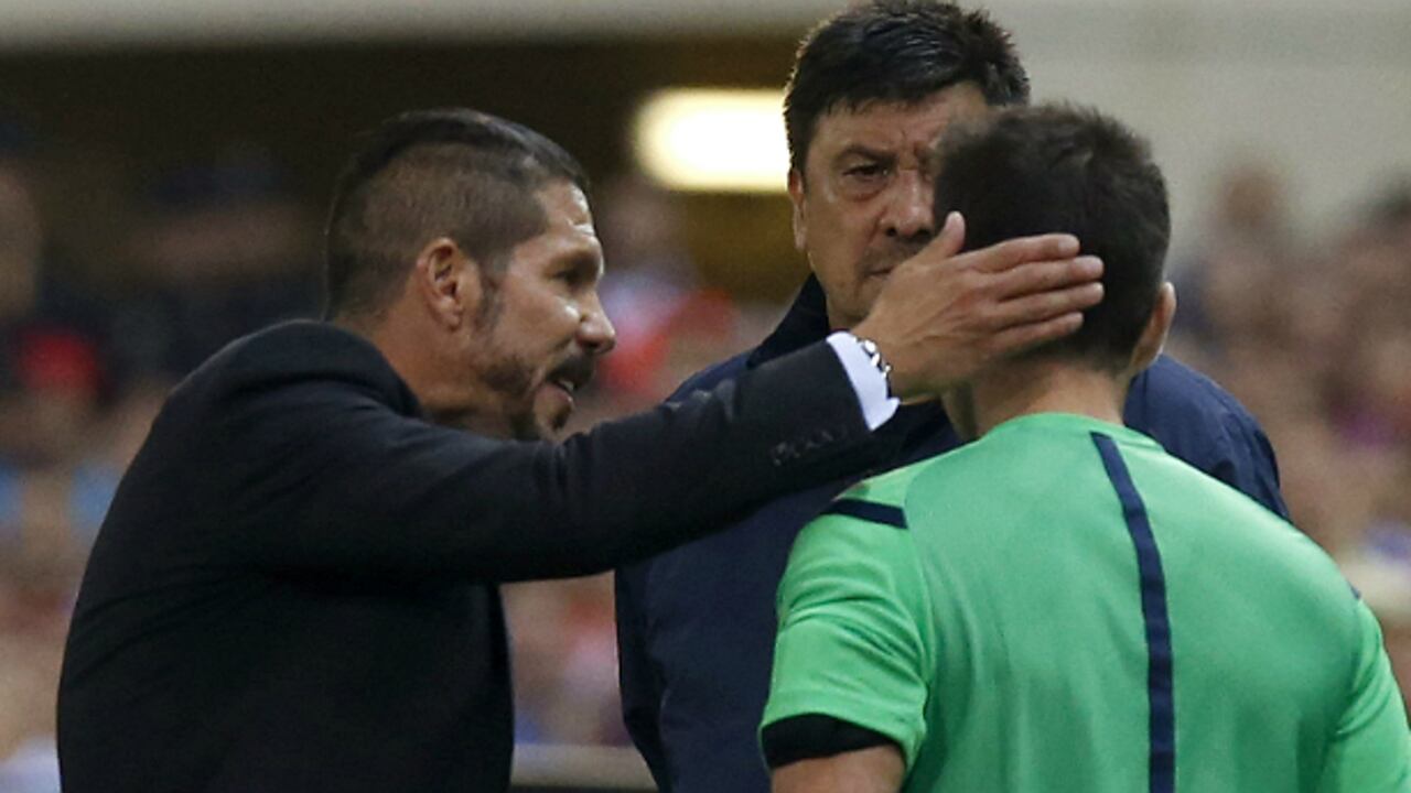 El juez calificó como "especialmente grave" los golpes que Diego Simeone le propinó en la cabeza a un árbitro.