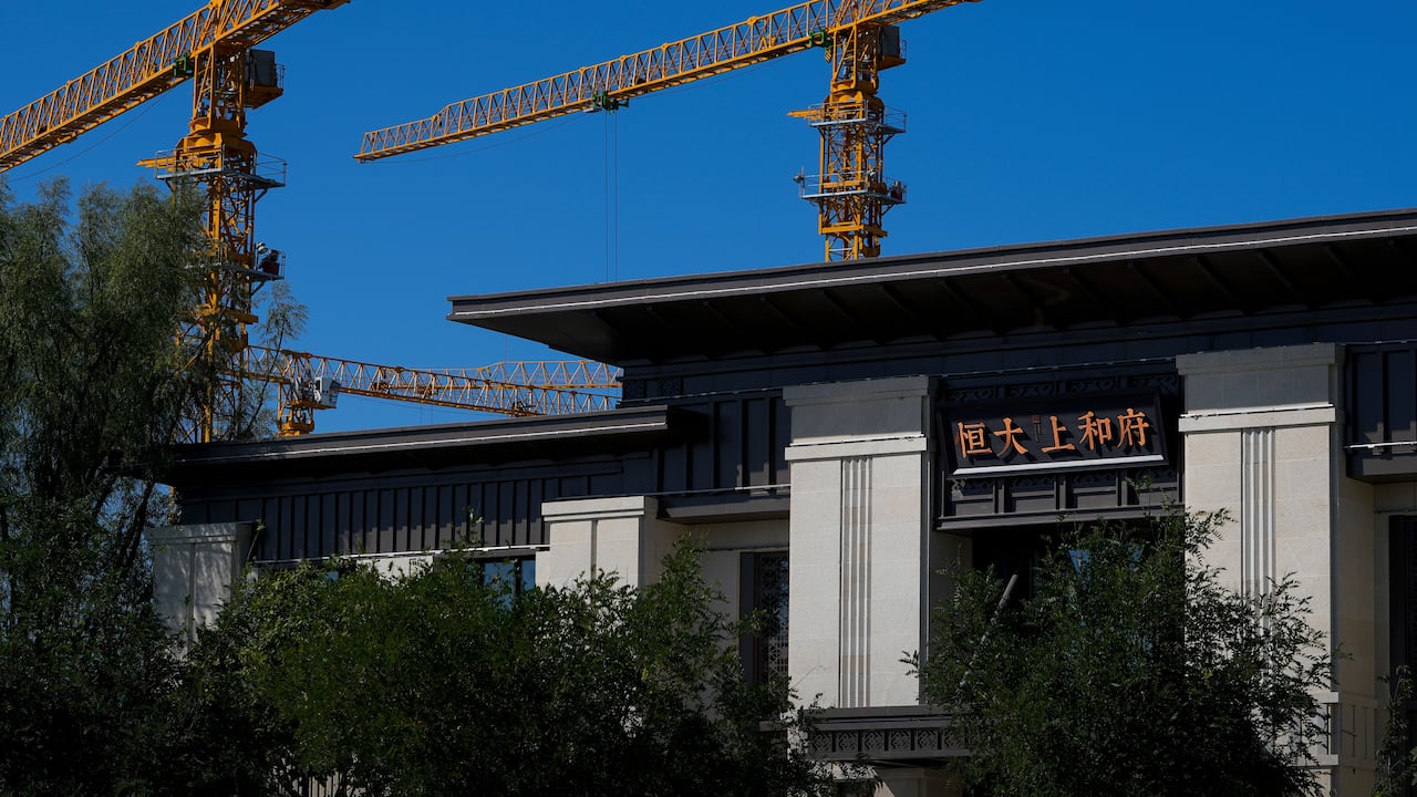 El banco central de China dijo el viernes 15 de octubre de 2021 que los riesgos financieros de los problemas de deuda del Grupo Evergrande de China son "controlables" y es poco probable que se extiendan. (Foto AP / Andy Wong)