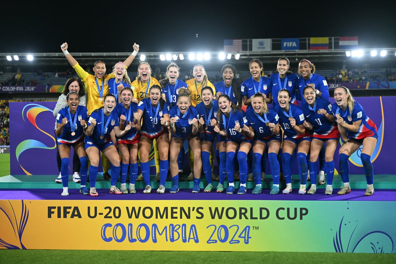 USA's forward Giana Riley (L) and Netherlands' defender Emma Frijns fight for the ball during the 2024 FIFA U-20 Women's World Cup third place match between United States and Netherlands at the Nemesio Camacho 'El Campin' stadium in Bogota, on September 21, 2024. (Photo by Luis ACOSTA / AFP)