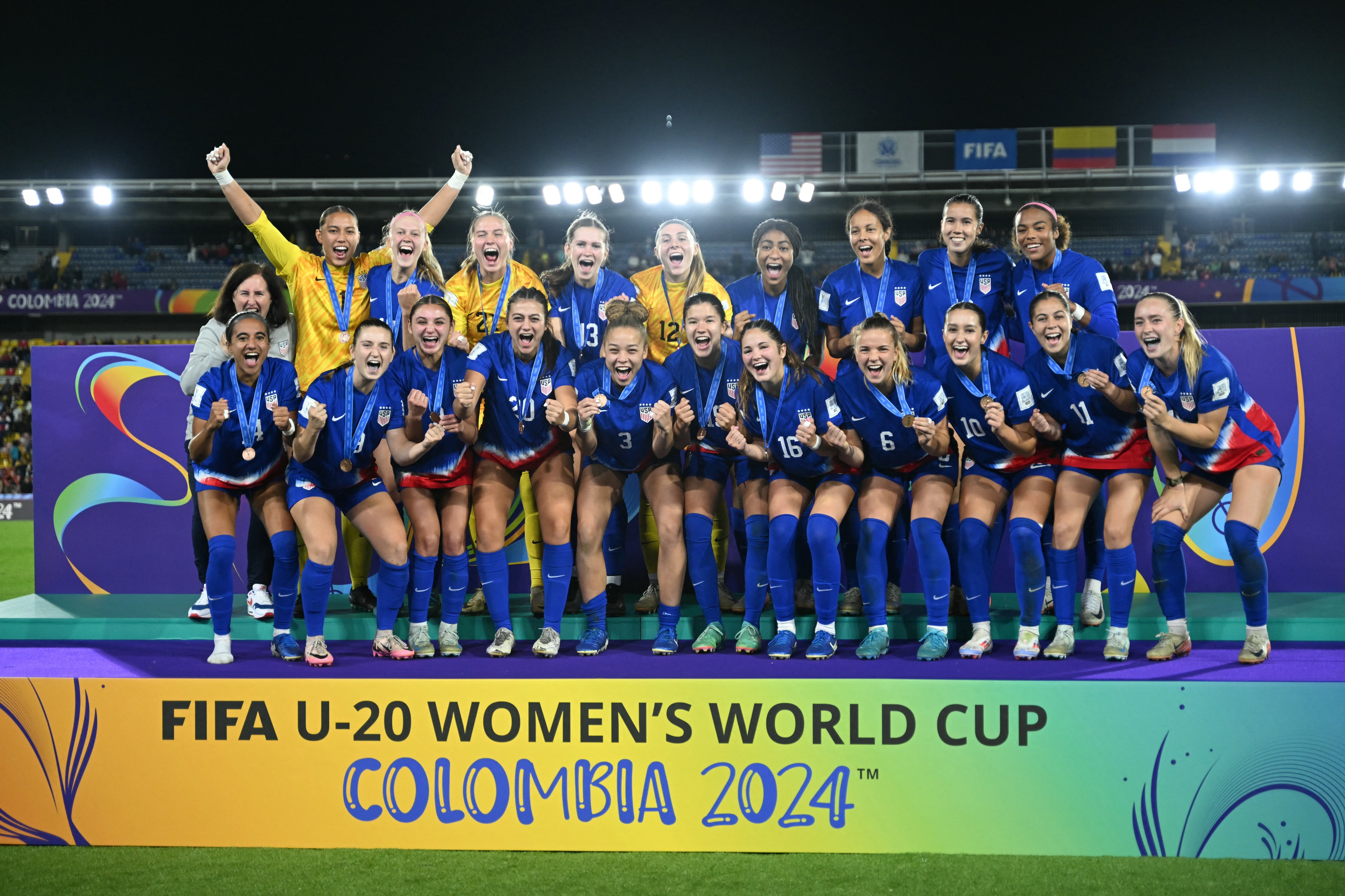 USA's forward Giana Riley (L) and Netherlands' defender Emma Frijns fight for the ball during the 2024 FIFA U-20 Women's World Cup third place match between United States and Netherlands at the Nemesio Camacho 'El Campin' stadium in Bogota, on September 21, 2024. (Photo by Luis ACOSTA / AFP)