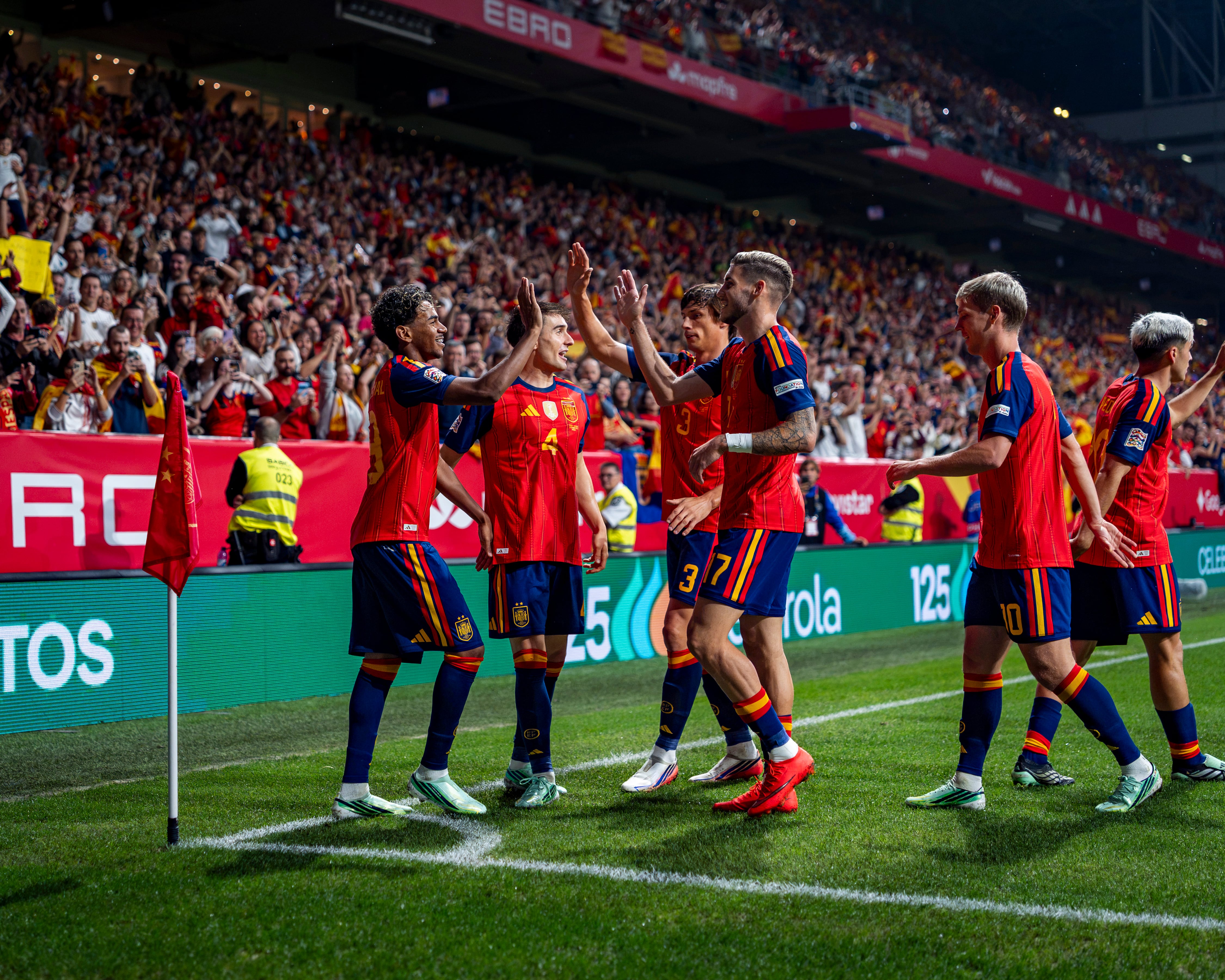 Jugadores de España celebran un gol contra República Checa