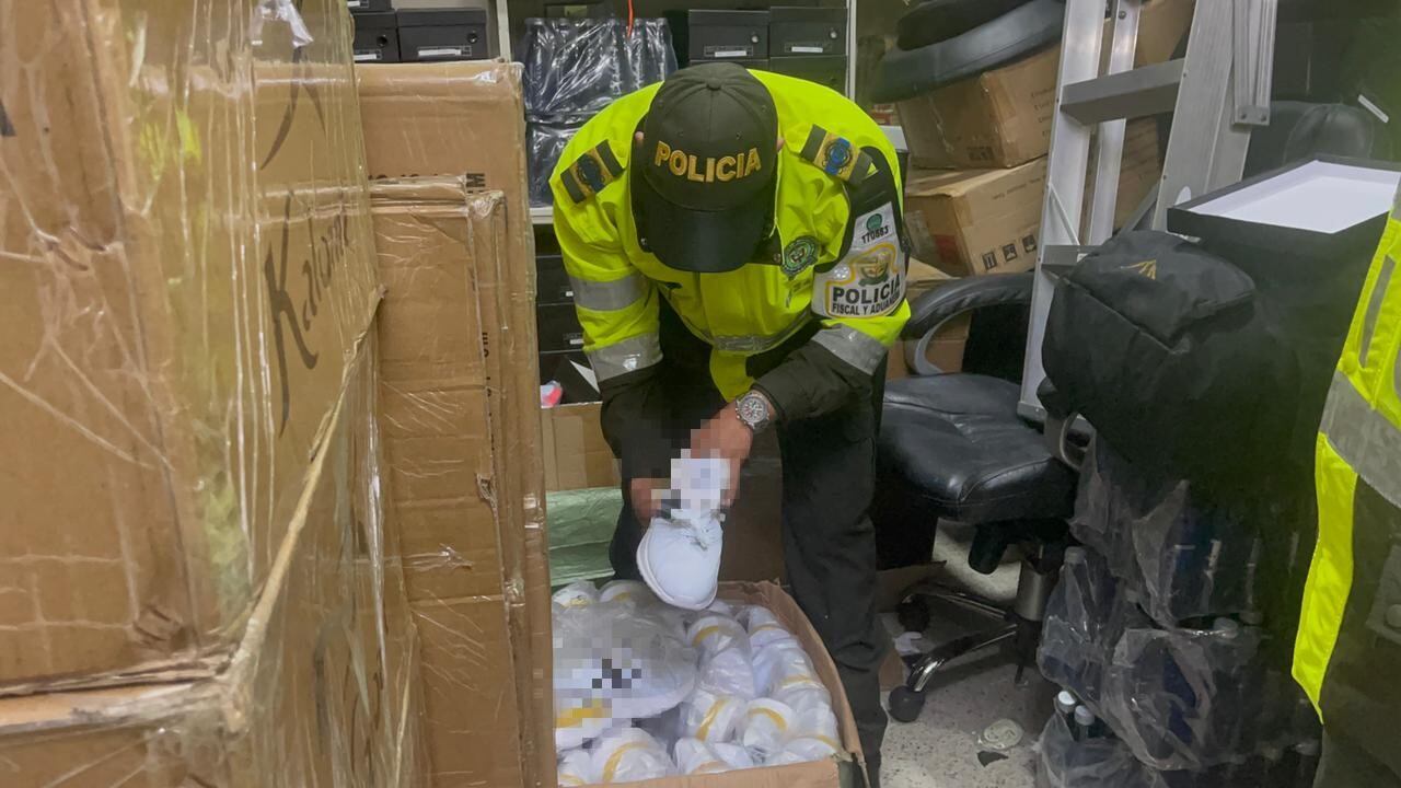 La POLFA y la DIAN propinaron un duro golpe al contrabando de confecciones, calzado y perfumería, en un reconocido centro comercial utilizado para el acopio de mercancías, ubicado en la localidad de Mártires.