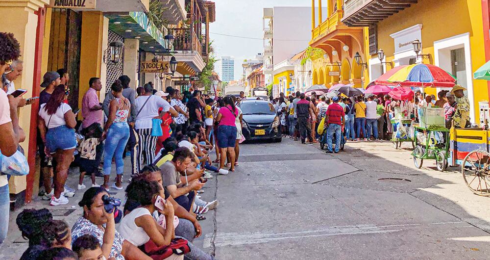     Así se vivió la jornada de interminables filas en Barranquilla para reclamar el subsidio de Renta Ciudadana. La aglomeración se trasladó a zonas aledañas. 