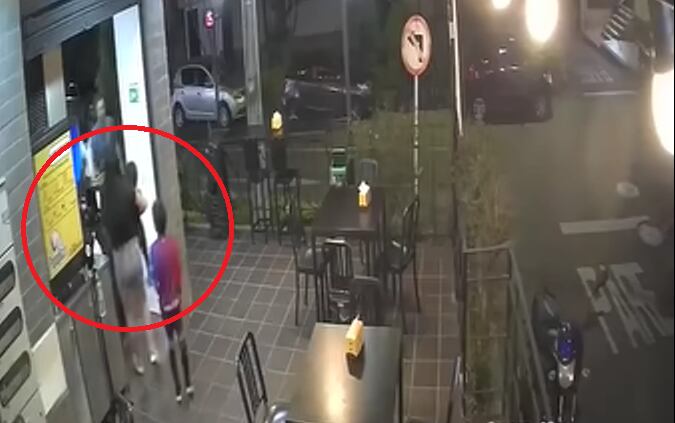 La mujer afectada estaba departiendo con dos menores de edad