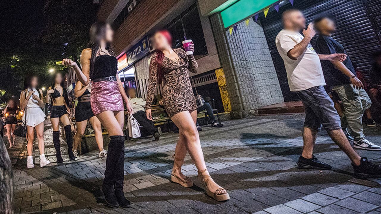 “Ahí va bajando la pelada bonita”: Fiscalía revela audios de red que enviaba mujeres a Grecia para ser explotadas sexualmente.