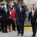 Con una máscara en medio de la pandemia de COVID-19, el presidente peruano Martín Vizcarra, a la izquierda, camina con su abogado Fernando Ugaz mientras sale del palacio de gobierno para el Congreso en Lima, Perú. Foto: AP / Martín Mejía.