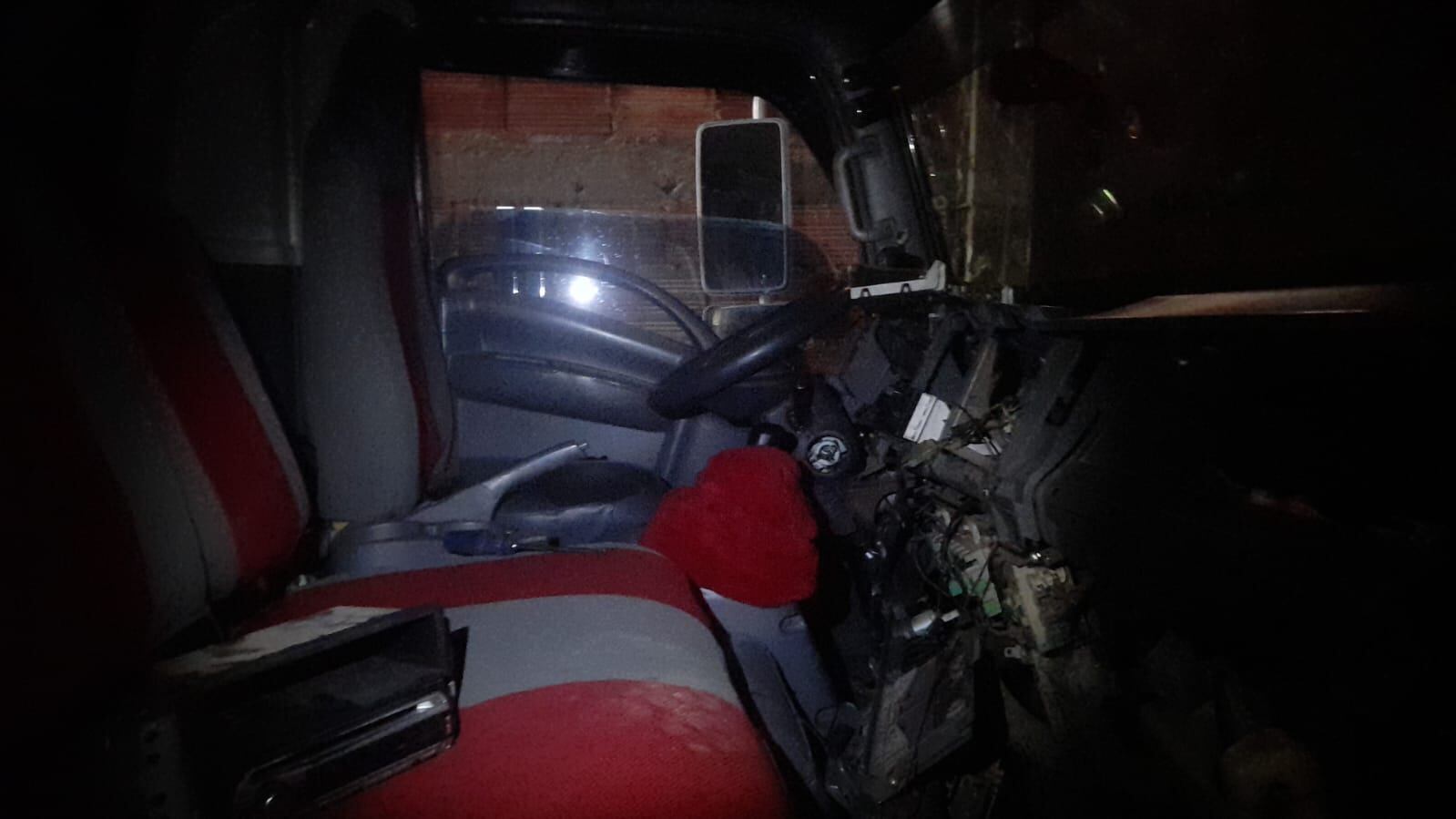 En el lugar, un sujeto estaba desmontando la parte frontal del furgón