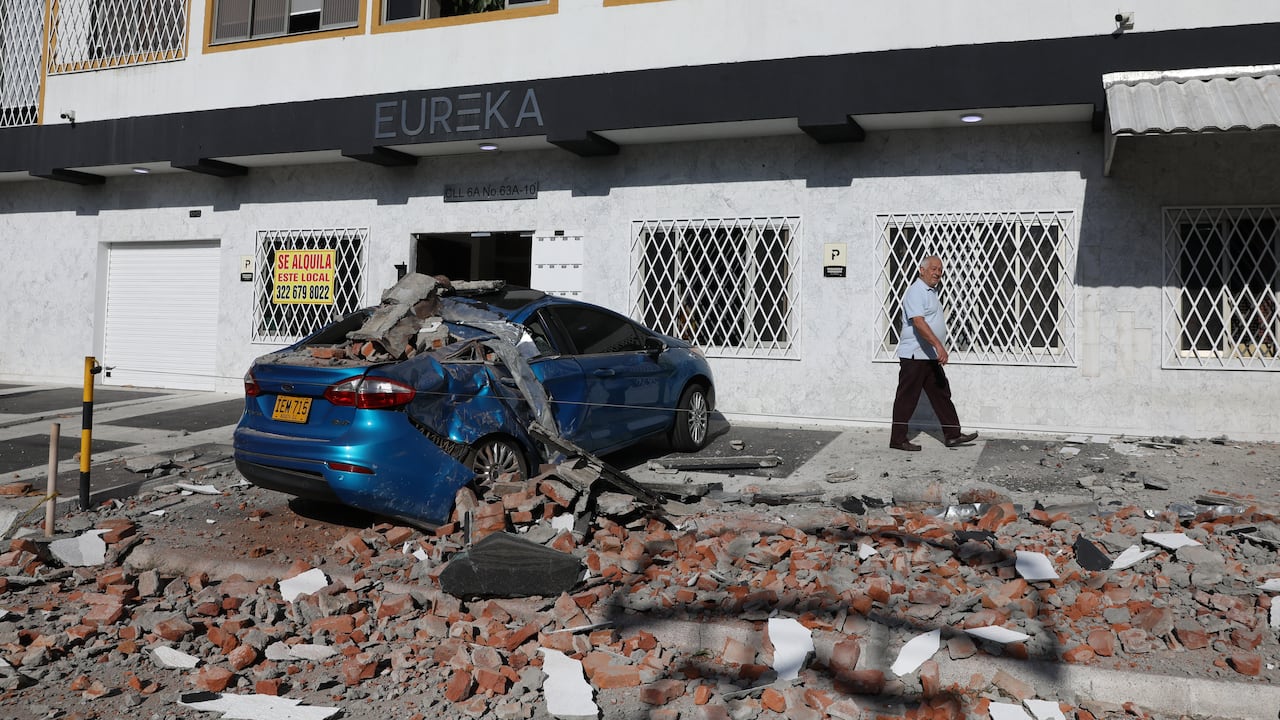 Los escombros cubren un automóvil después de que un terremoto golpeara Cali, Colombia, el lunes 10 de agosto de 2026. (Foto AP/Santiago Salddarriaga)