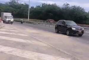 En vía Bogotá - Girardot se habilita un carril en un tramo cerrado por derrumbe