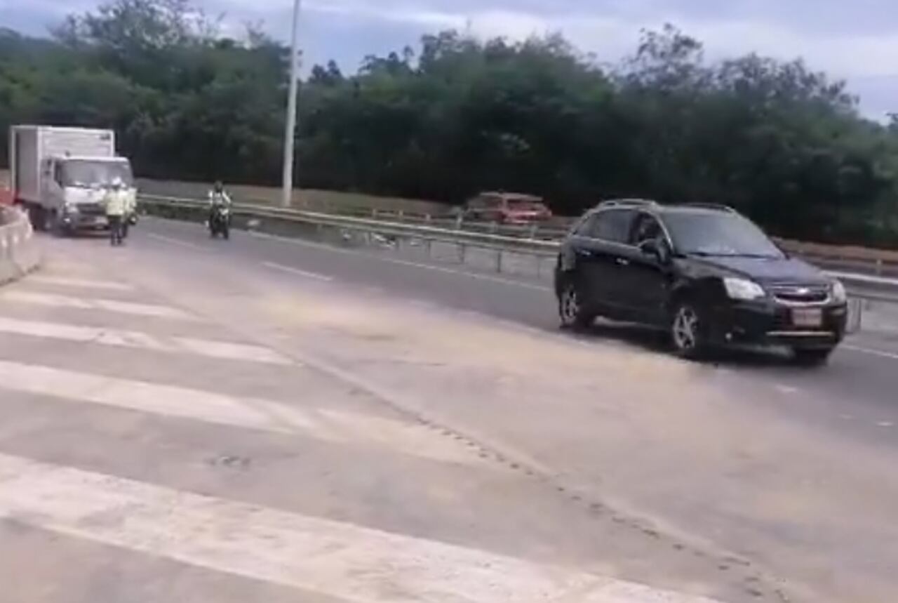 En vía Bogotá - Girardot se habilita un carril en un tramo cerrado por derrumbe