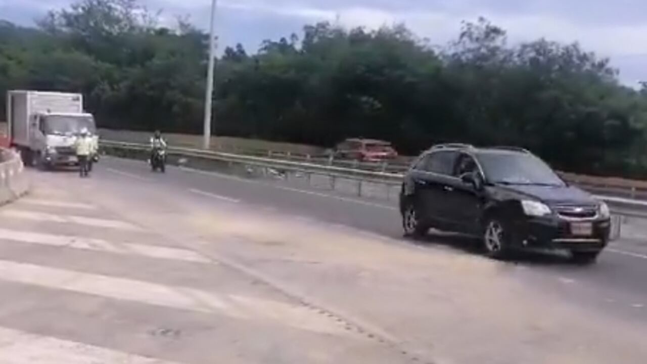 En vía Bogotá - Girardot se habilita un carril en un tramo cerrado por derrumbe