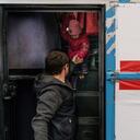 La Cruz Roja dijo que esperaba liderar una evacuación de miles de civiles de Mariupol el 1 de abril de 2022, pero necesitaba acuerdos concretos sobre dónde se escoltaría a los residentes que huyen. El CICR dijo que sus vehículos sacarían al convoy de Mariupol, que ha estado bajo intensos bombardeos rusos, pero dijo que aún no estaba seguro de que la operación pudiera llevarse a cabo. (Photo by emre caylak / AFP)