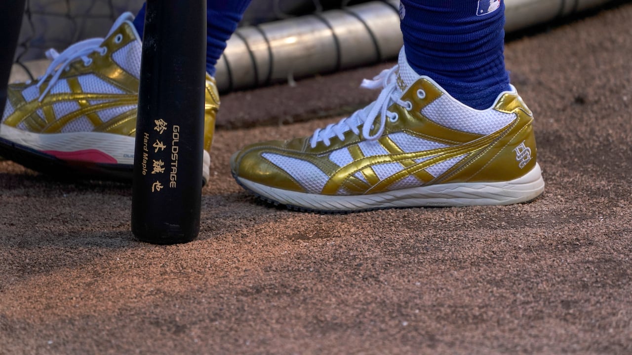 Foto de referencia de un par de tenis, elementos que suelen ser colgados con sus cordones como parte de una cultura popular. (AP Photo/Charles Rex Arbogast)
