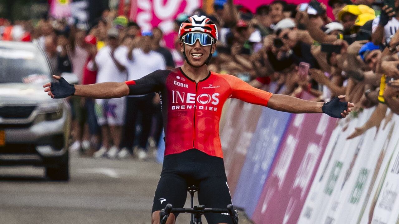 Egan Bernal celebrando su triunfo en los Nacionales de Ruta