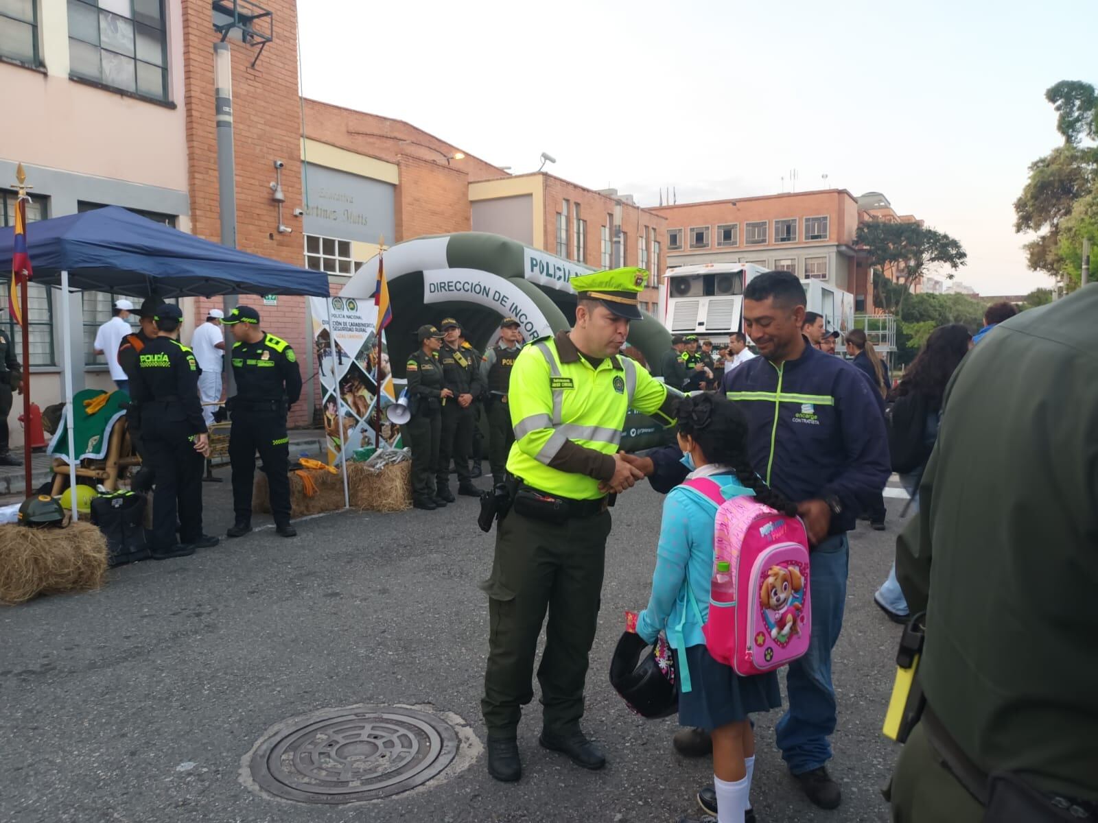 Uniformados de la Policía acompañarán a los estudiantes a la hora de salida e ingreso del colegio.