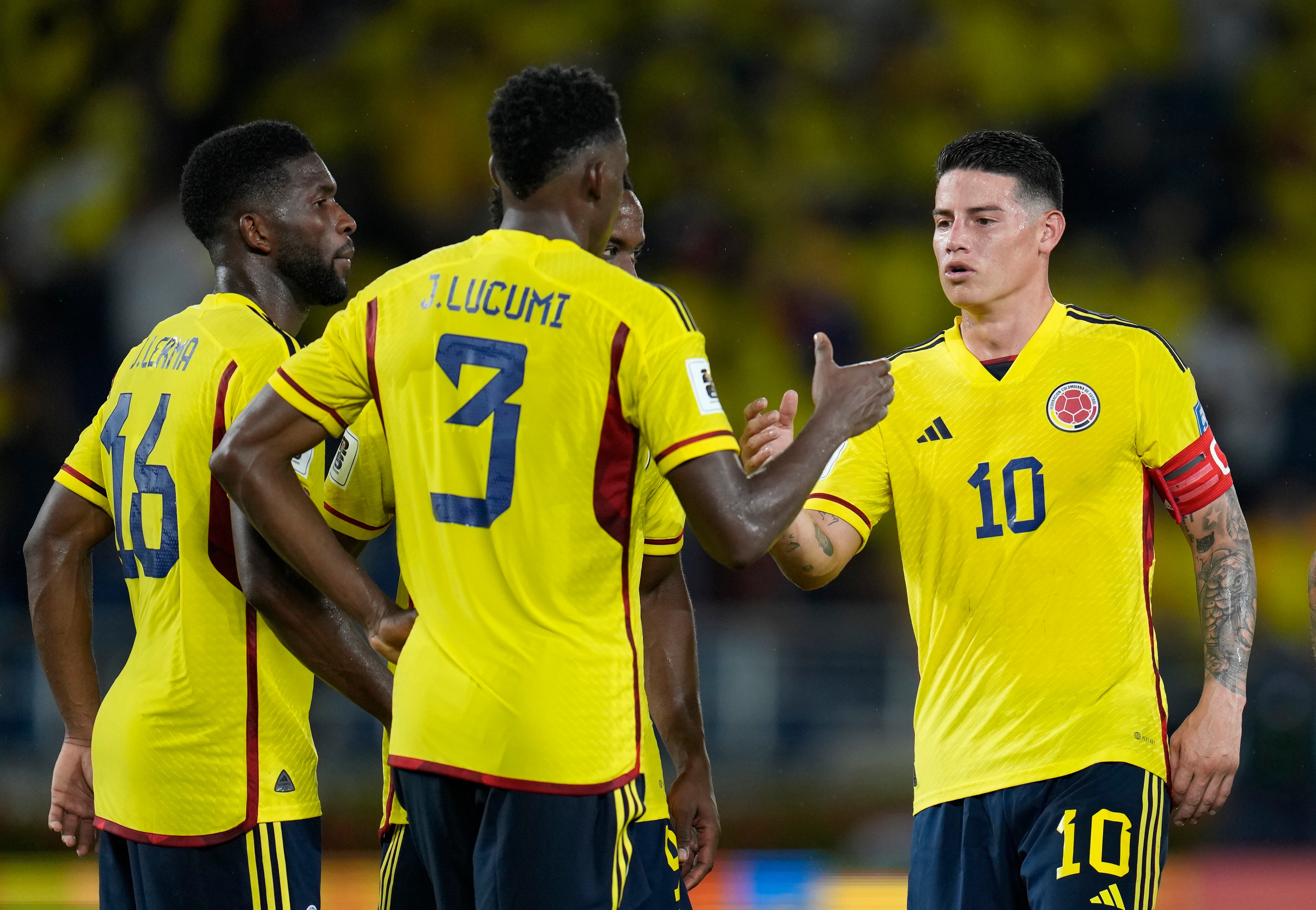 Los jugadores de Colombia celebran la victoria de su equipo sobre Venezuela al final de un partido de fútbol de clasificación para la Copa Mundial de la FIFA 2026 en el estadio Metropolitano de Barranquilla, Colombia, el jueves 7 de septiembre de 2023. (Foto AP/Fernando Vergara)