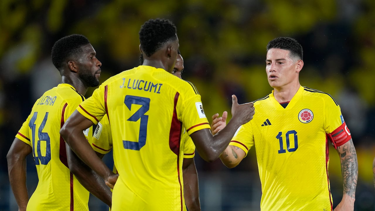 Los jugadores de Colombia celebran la victoria de su equipo sobre Venezuela, al final de un partido de fútbol de clasificación para la Copa Mundial de la FIFA 2026, en el estadio Metropolitano de Barranquilla, Colombia, el jueves 7 de septiembre de 2023. (Foto AP/Fernando Vergara).