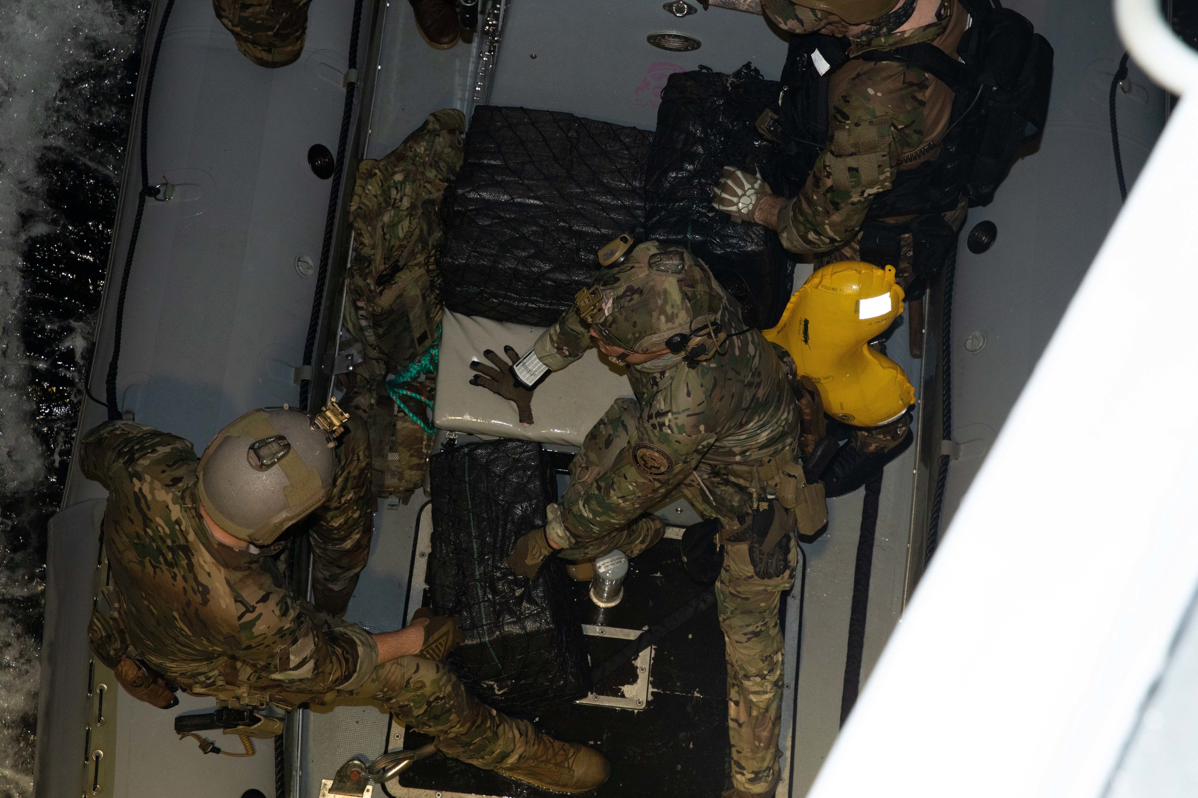 El Destacamento de Aplicación de la Ley (LEDET) 105 de la Guardia Costera de EE. UU., embarcado a bordo del destructor de misiles guiados clase Arleigh Burke USS Sampson (DDG 102), se prepara para descargar contrabando interceptado desde una lancha neumática de casco rígido mientras realiza operaciones de interdicción marítima en el Pacífico Oriental, el 11 de agosto de 2025. (Foto de la Marina de EE. UU. por la Especialista en Comunicación de Masas de Segunda Clase Sheryssa Dodard)