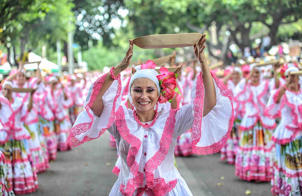 Con un desfile multicolor y desbordante de alegría, en el que las principales protagonistas fueron las tradicionales piloneras, se dio inicio —el jueves 27 de abril— al quincuagésimo festival de la Leyenda Vallenata en Valledupar.  Foto: Carlos Julio Martínez/ Enviado