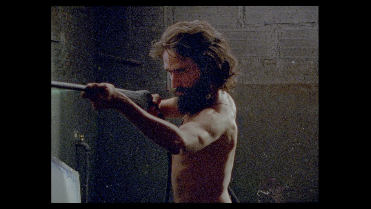 "Los conductos" (2020) de Camilo Restrepo. "Pinky huye. Acaba de liberarse del yugo de una secta religiosa. Encuentra un refugio improvisado y trabaja en un taller de camisetas. Engañado por su propia fe, todo lo cuestiona. Pero mientras intenta reconstruir su vida, recuerdos violentos le atormentan y claman por Desquite".