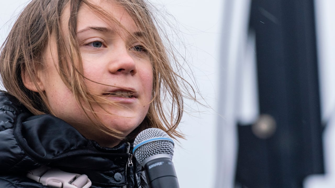 "Hoy me gradúo de la escuela, lo que significa que ya no podré hacer huelga escolar por el clima" escribió este viernes 9 de junio la líder ambiental.