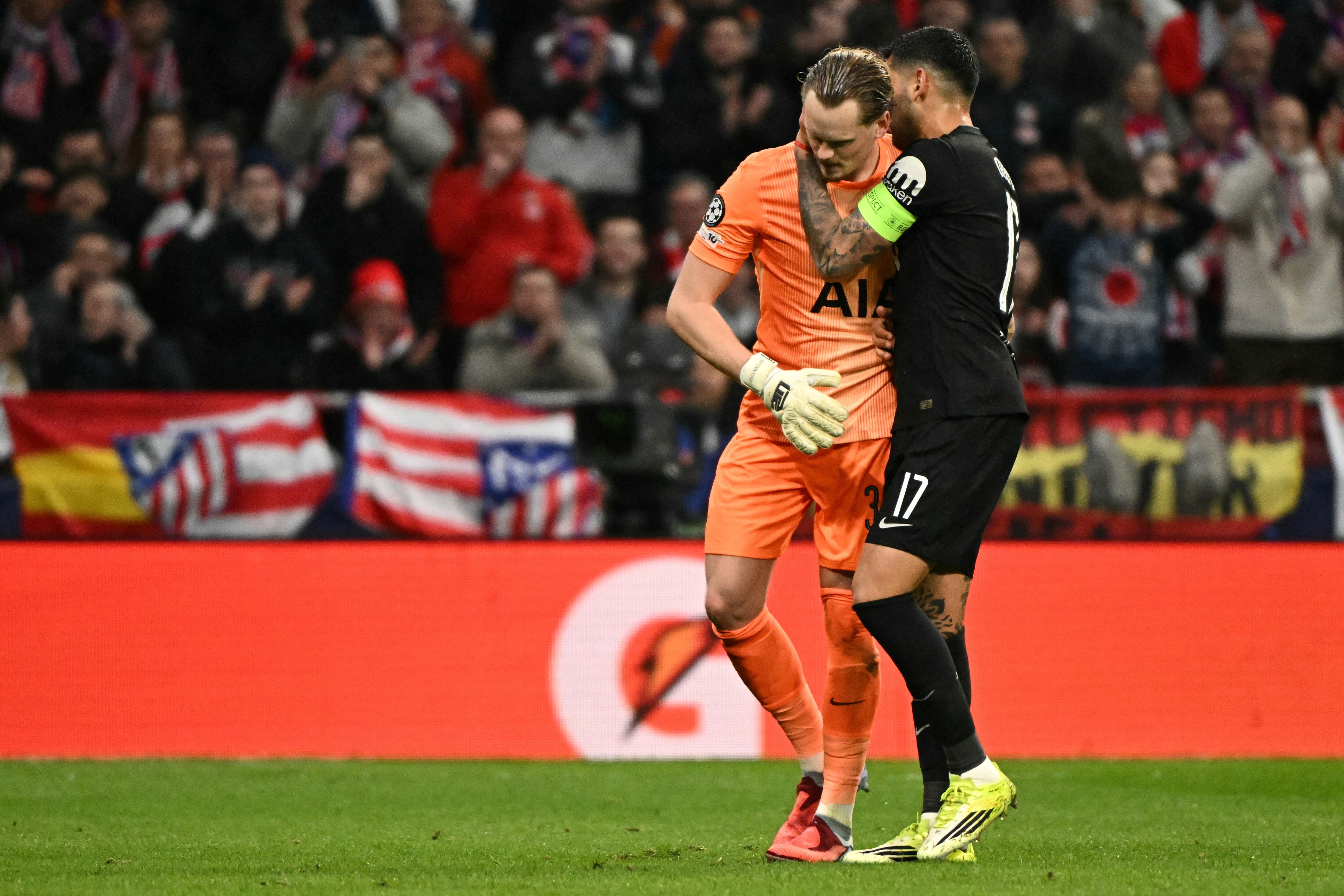 Antonín Kinský siendo apoyado por Cuti Romero en Champions League.