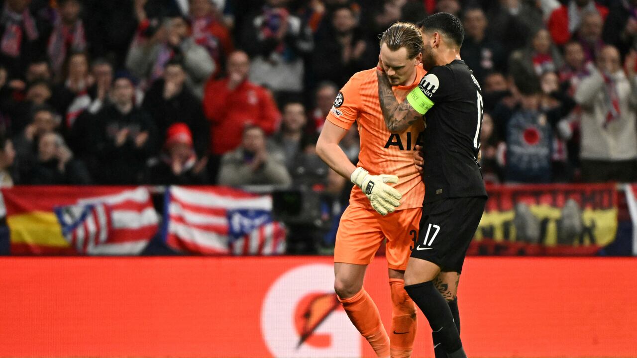 Antonín Kinský siendo apoyado por Cuti Romero en Champions League.