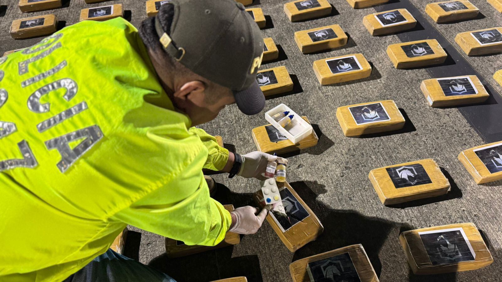 Los narcos usan diferentes modalidades para ocultar la cocaína y enviarla al exterior.