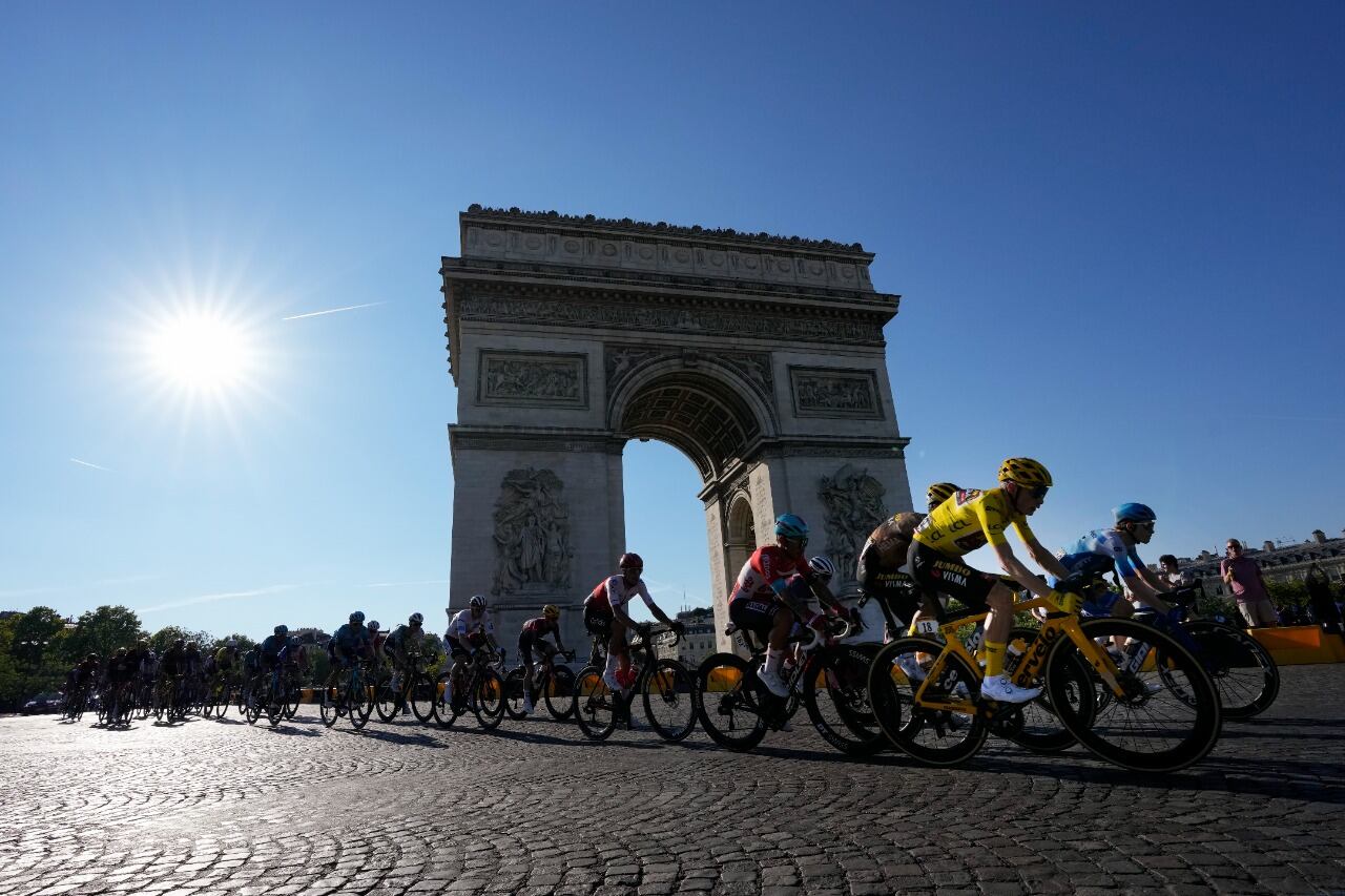 Tour de Francia 2022: ciclistas del pelotón en la etapa 21 transitan por el Arco del Triunfo.