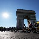 Tour de Francia 2022: ciclistas del pelotón en la etapa 21 transitan por el Arco del Triunfo.