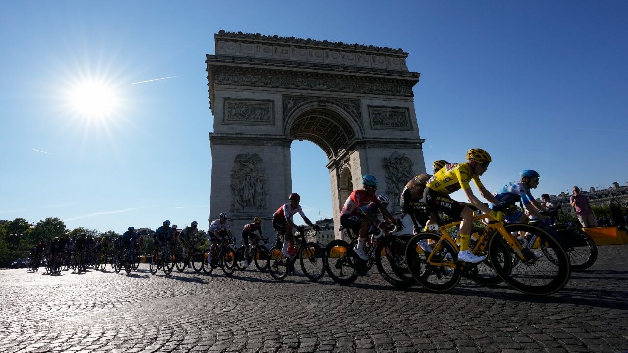 Tour de Francia 2022: ciclistas del pelotón en la etapa 21 transitan por el Arco del Triunfo.