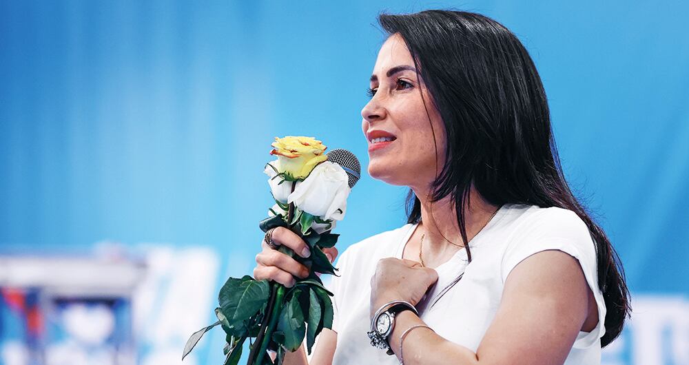 Luisa González, heredera política de Rafael Correa, busca un enfoque más social en las políticas contra las bandas criminales.