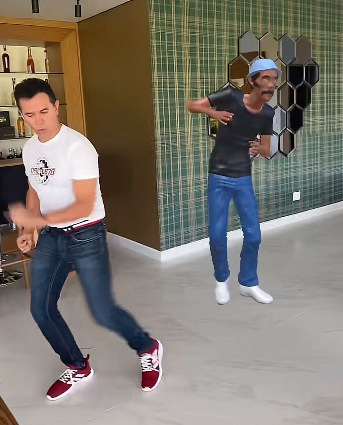 Jhonny Rivera bailando junto a imagen en 3D del reconocido personaje Don Ramón