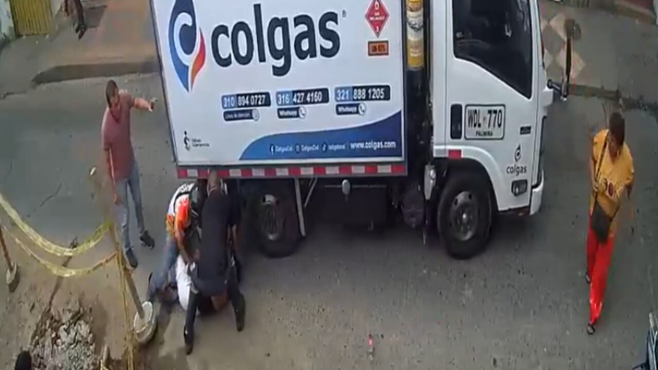 La imagen muestra cómo la mujer fue socorrida de inmediato por varios de los testigos que estaban allí.