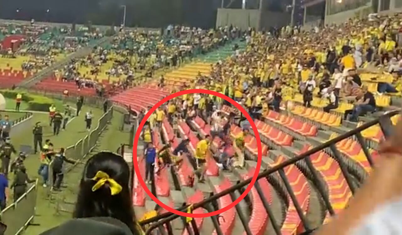 Por entre la tribuna y demás asistentes, intentaban escaparse.