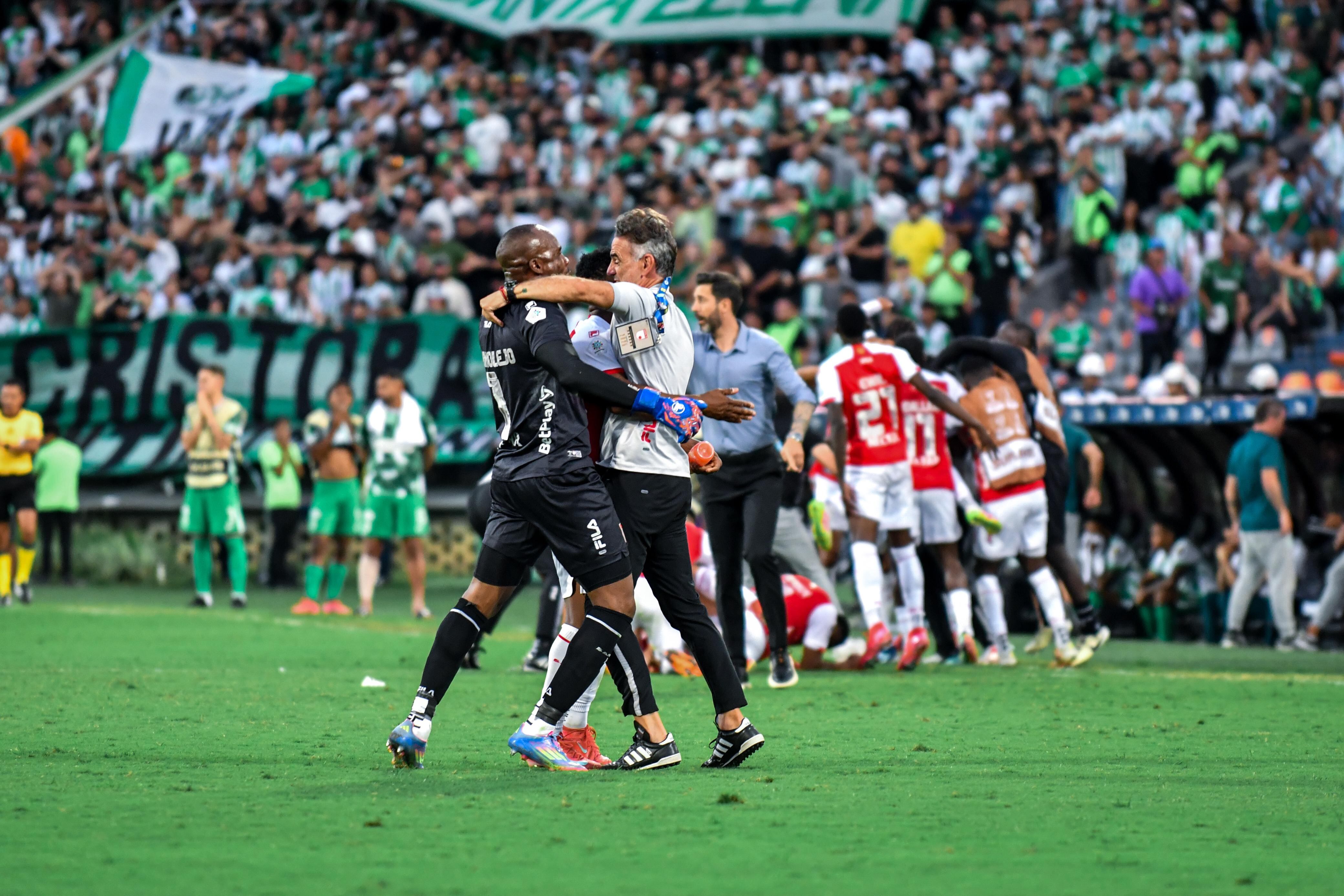 Jugadores de Santa Fe celebran el gol de Yilmar Velásquez ante Nacional