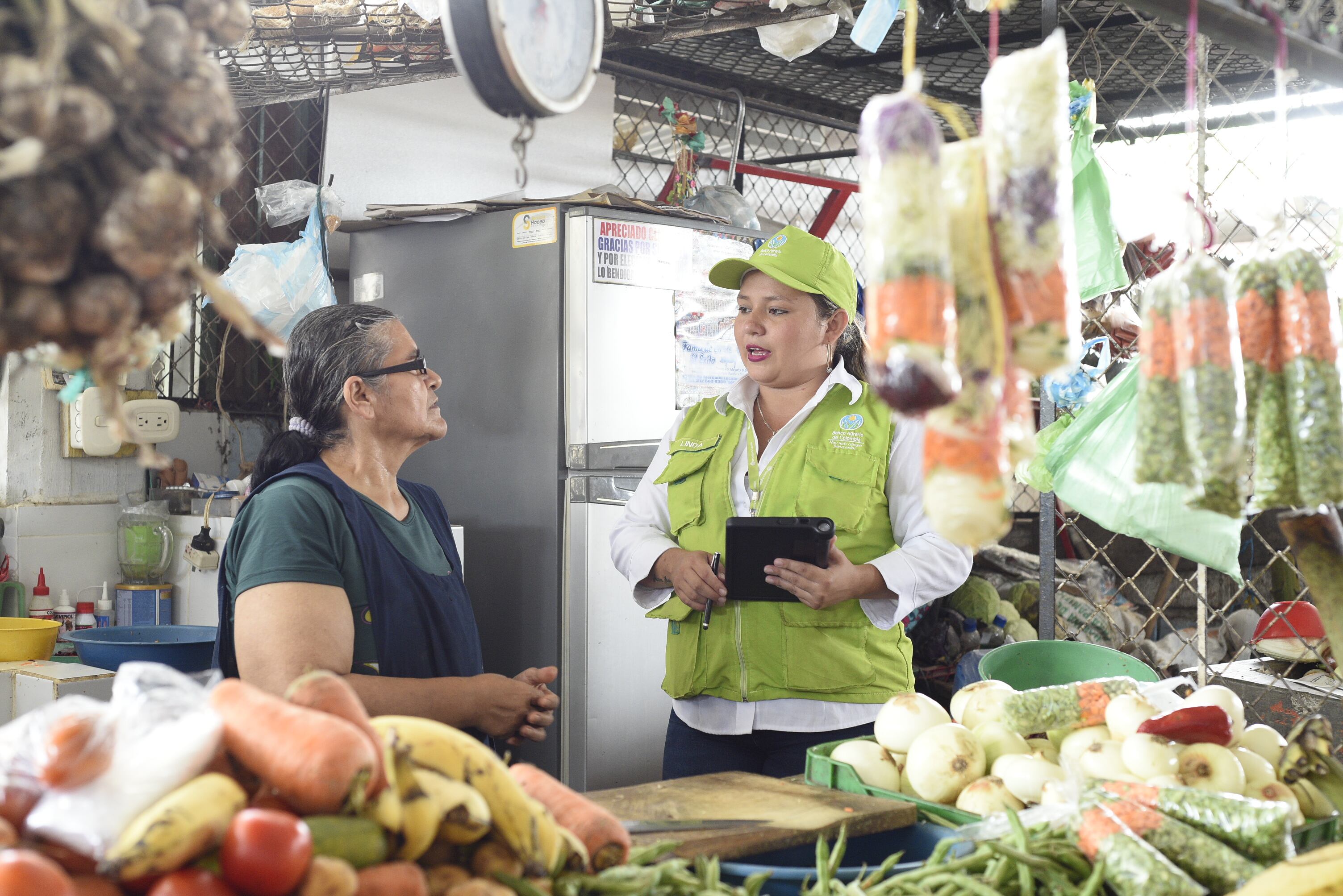Todos los asesores del Banco Agrario cuentan hoy con tabletas, a través de las cuales agilizan los trámites de sus clientes.