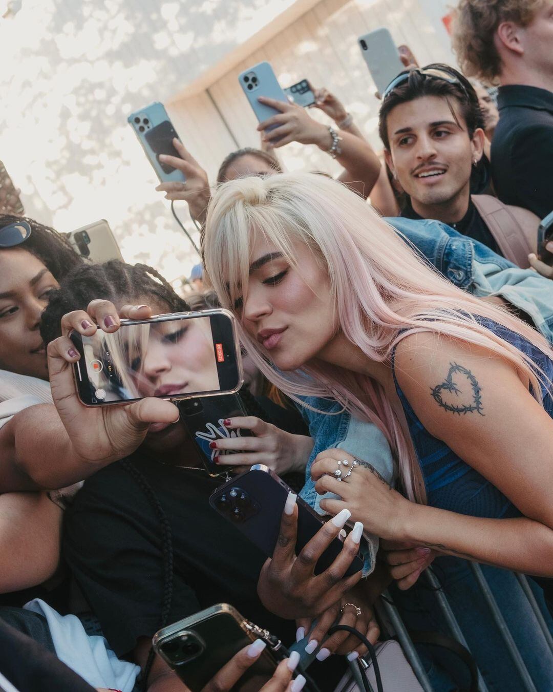 La cantante se tomó fotos con sus seguidores