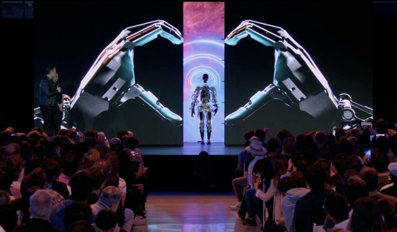 El robot mide 1.73 metros y su costo ronda los 20 mil dólares