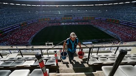 Un trabajador transporta baldes en el Estadio Azteca durante una visita de prensa para mostrar las renovaciones previas al Mundial de 2026, en la Ciudad de México.